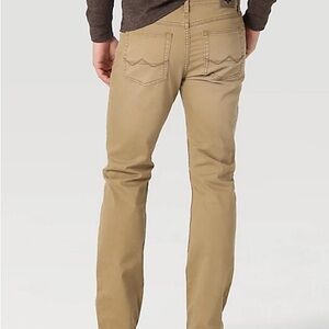 NWT Wrangler Slim Straight